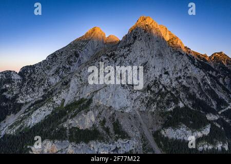 Blick auf den Berg Pedraforca bei einem Sommersonnenaufgang über dem Saldes-Tal (Provinz Barcelona, Katalonien, Spanien, Pyrenäen) Stockfoto