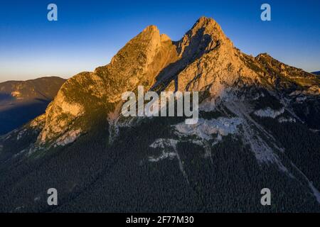 Blick auf den Berg Pedraforca bei einem Sommersonnenaufgang über dem Saldes-Tal (Provinz Barcelona, Katalonien, Spanien, Pyrenäen) Stockfoto