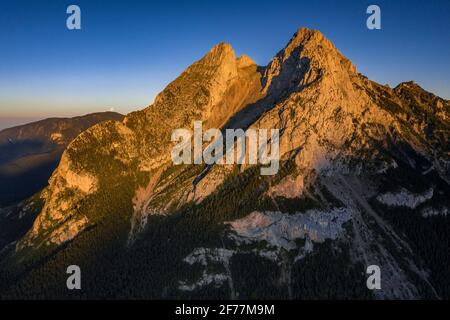 Blick auf den Berg Pedraforca bei einem Sommersonnenaufgang über dem Saldes-Tal (Provinz Barcelona, Katalonien, Spanien, Pyrenäen) Stockfoto