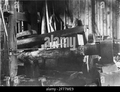 Forestfors verwenden. Innenraum aus der Schmiede. Eisenhammer. Auf dem Schacht ein quadratischer Holzblock, der vorübergehend platziert ist. Also „Druckgeber“ und der kürzere „Überdruck“. Im gefährlichen Teil des Hammerschachts 'hylstern', zwischen den vertikal stehenden 'Stäben'. Stockfoto