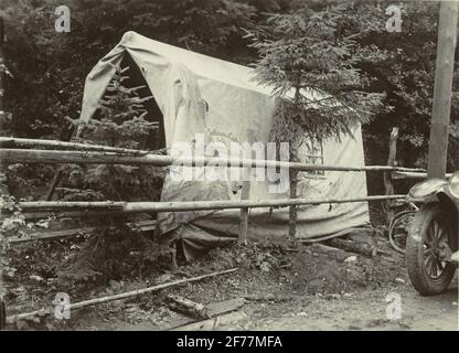 Das Finnvik-Kabel. Spleißen in Räfsnäskogen. Aus dem Album ist der Kabelarbeitshelm (Helm) - Norrtälje - Finnviken im Sommer 1928 aufgetreten. Stockfoto