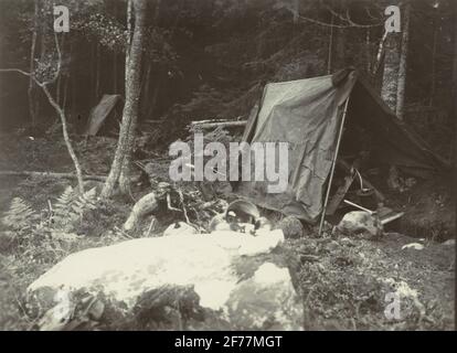 Das Finnvik-Kabel. Spleißen in Räfsnäskogen. Aus dem Album ist der Kabelarbeitshelm (Helm) - Norrtälje - Finnviken im Sommer 1928 aufgetreten. Stockfoto