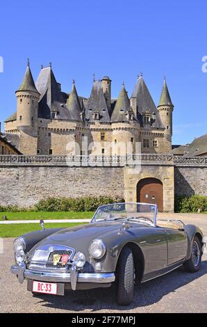 Frankreich, Dordogne (24), Périgord Vert, Jumilhac-le-Grand, Schloss und Autosammlung MGA von 1956 Stockfoto