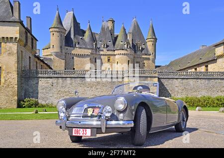 Frankreich, Dordogne (24), Périgord Vert, Jumilhac-le-Grand, Schloss und Autosammlung MGA von 1956 Stockfoto