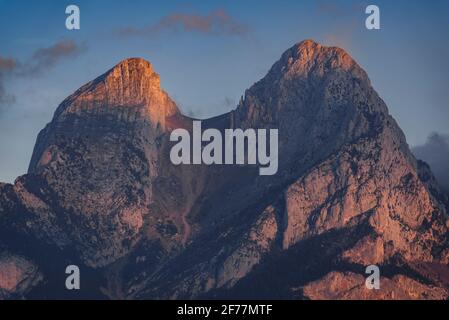 Der Berg Pedraforca bei einem Sommeraufgang von Maçaners (Provinz Barcelona, Katalonien, Spanien, Pyrenäen) ESP: Amanecer de verano en el Pedraforca Stockfoto