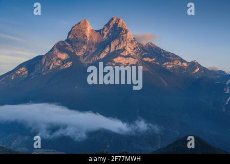 Der Berg Pedraforca bei einem Sommeraufgang von Maçaners (Provinz Barcelona, Katalonien, Spanien, Pyrenäen) ESP: Amanecer de verano en el Pedraforca Stockfoto