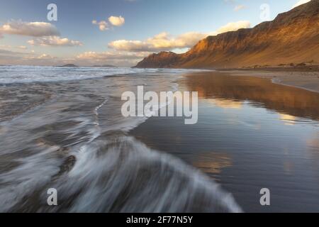 Spanien, Kanarische Inseln, Lanzarote Island, Famara Beach Stockfoto