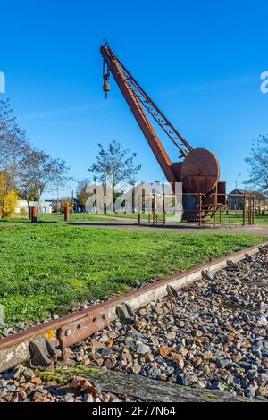 Ausrangiger Warenkran im Industrial Heritage Park, Le Blanc, Indre (36), Frankreich. Stockfoto