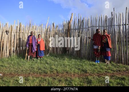 Tansania, Ngorongoro, Arusha-Region, Boma Mokila, Ngorongoro-Schutzgebiet, Zwei Paare von Massai-Hirten mit einem Baby, am Ende des Tages im Boma Stockfoto