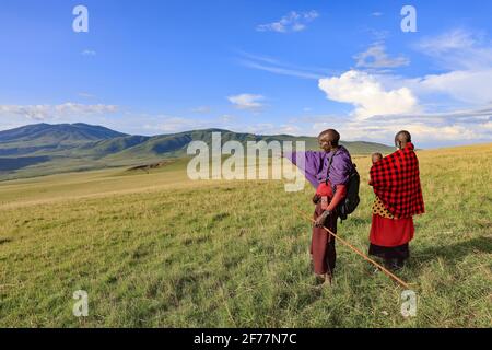 Tansania, Ngorongoro, Arusha-Region, Boma Mokila, Ngorongoro-Schutzgebiet, Ein paar Massai-Hirten mit einem Baby, am Ende des Tages im Boma Stockfoto