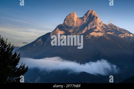 Der Berg Pedraforca bei einem Sommeraufgang von Maçaners (Provinz Barcelona, Katalonien, Spanien, Pyrenäen) ESP: Amanecer de verano en el Pedraforca Stockfoto