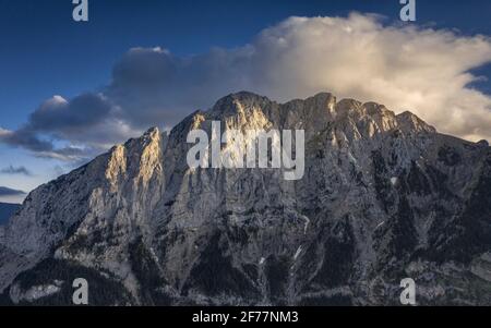 Pedraforca Nordansicht bei einem Frühlingsuntergang über dem Saldes-Tal (Provinz Barcelona, Katalonien, Spanien, Pyrenäen) Stockfoto