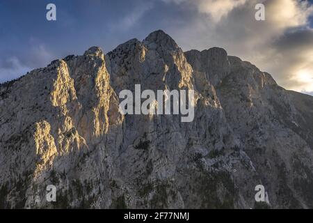 Pedraforca Nordansicht bei einem Frühlingsuntergang über dem Saldes-Tal (Provinz Barcelona, Katalonien, Spanien, Pyrenäen) Stockfoto