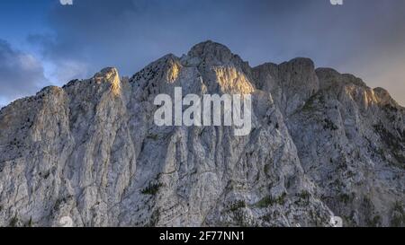 Pedraforca Nordansicht bei einem Frühlingsuntergang über dem Saldes-Tal (Provinz Barcelona, Katalonien, Spanien, Pyrenäen) Stockfoto