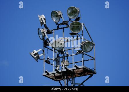 Luton, Großbritannien. April 2021. Flutlichter im Kenilworth Road Stadium in Luton, Großbritannien, am 4/5/2021. (Foto von Richard Washbrooke/News Images/Sipa USA) Quelle: SIPA USA/Alamy Live News Stockfoto