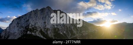 Pedraforca Nordansicht bei einem Frühlingsuntergang über dem Saldes-Tal (Provinz Barcelona, Katalonien, Spanien, Pyrenäen) Stockfoto