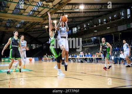 Karlsruhe, Deutschland. April 2021. Kavin John Gilder-Tilbury (Löwen) in einem Duell mit Robert Nortmann (Trier). GES/Basketball/ProA: PSK Lions - Gladiators Trier, 04/05/2021 - zur weltweiten Nutzung Quelle: dpa/Alamy Live News Stockfoto
