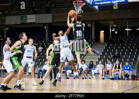 Karlsruhe, Deutschland. April 2021. Tyseem Lamel Lyles (Löwen) im Duell mit Thomas Gruen (Trier). GES/Basketball/ProA: PSK Lions - Gladiators Trier, 04/05/2021 - zur weltweiten Nutzung Quelle: dpa/Alamy Live News Stockfoto