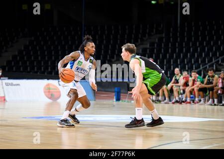 Karlsruhe, Deutschland. April 2021. Gregory Clay Foster (Lions) in einem Duell mit Rupert Hennen (Trier). GES/Basketball/ProA: PSK Lions - Gladiators Trier, 04/05/2021 - zur weltweiten Nutzung Quelle: dpa/Alamy Live News Stockfoto