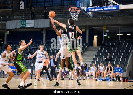 Karlsruhe, Deutschland. April 2021. Tyseem Lamel Lyles (Löwen) im Duell mit Thomas Gruen (Trier). GES/Basketball/ProA: PSK Lions - Gladiators Trier, 04/05/2021 - zur weltweiten Nutzung Quelle: dpa/Alamy Live News Stockfoto