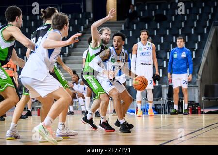 Karlsruhe, Deutschland. April 2021. Daniel Alexander Norl (Lions) im Duell mit Kevin Swith (Trier). GES/Basketball/ProA: PSK Lions - Gladiators Trier, 04/05/2021 - zur weltweiten Nutzung Quelle: dpa/Alamy Live News Stockfoto