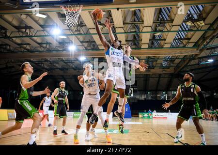 Karlsruhe, Deutschland. April 2021. Gregory Clay Foster (Löwen) in einem Duell mit Brody Vukowitsch Clarke (Trier). GES/Basketball/ProA: PSK Lions - Gladiators Trier, 04/05/2021 - zur weltweiten Nutzung Quelle: dpa/Alamy Live News Stockfoto