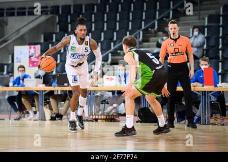 Karlsruhe, Deutschland. April 2021. Gregory Clay Foster (Lions) in einem Duell mit Rupert Hennen (Trier). GES/Basketball/ProA: PSK Lions - Gladiators Trier, 04/05/2021 - zur weltweiten Nutzung Quelle: dpa/Alamy Live News Stockfoto