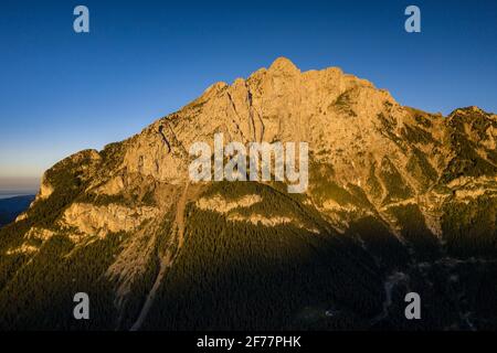 Pedraforca Nordansicht bei einem Sommersonnenaufgang über dem Saldes-Tal (Provinz Barcelona, Katalonien, Spanien, Pyrenäen) Stockfoto