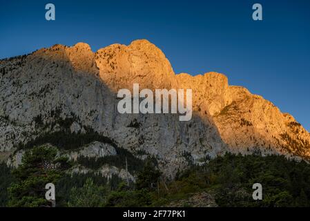 Pedraforca Nordwand bei einem Sommeraufgang vom Aussichtspunkt Mirador de Gresolet aus gesehen (Provinz Barcelona, Katalonien, Spanien, Pyrenäen) Stockfoto