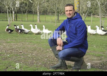 Frankreich, Dordogne, zentrales Perigord, Milhac d'Auberoche, Ferme des Anges, Der Züchter Julien Rouby mit seinen Mulardenten wuchs auf dem Hof für die Produktion von Foie Gras auf Stockfoto