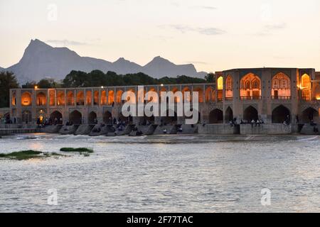 Iran, Isfahan, UNESCO-Weltkulturerbe, Khaju-Brücke und Fluss Zayandeh bei Nacht Stockfoto