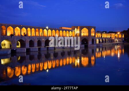Iran, Isfahan, UNESCO-Weltkulturerbe, Khaju-Brücke und Fluss Zayandeh bei Nacht Stockfoto