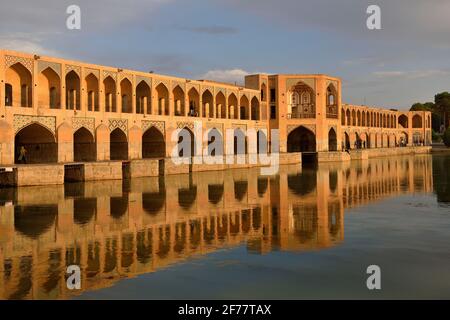 Iran, Isfahan, UNESCO-Weltkulturerbe, Khaju-Brücke und Zayandeh-Fluss Stockfoto