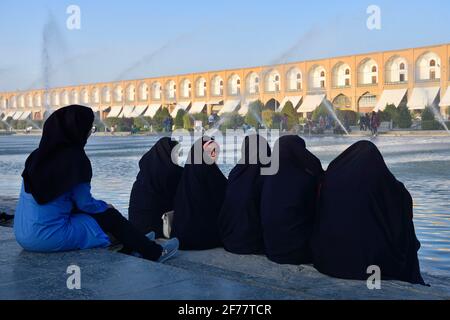 Iran, Isfahan, UNESCO-Weltkulturerbe, Frauen, die den Sonnenuntergang am Naqhsh-e Jahan Square (Imam Square) genießen Stockfoto