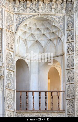 Iran, Kashan, Tabatabaei House (19. Jahrhundert), gewölbter Balkon mit Honeycomb Stockfoto