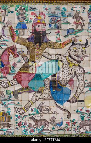 Iran, Fars Provinz, Shiraz, Arg of Karim Khan Zitadelle, Eingangstor, Kachelarbeiten, die den langen Helden Rostam darstellen, der den weißen Teufel erschlägt Diese Geschichte erscheint im epischen Gedicht Shahnameh (Buch der Könige) Stockfoto