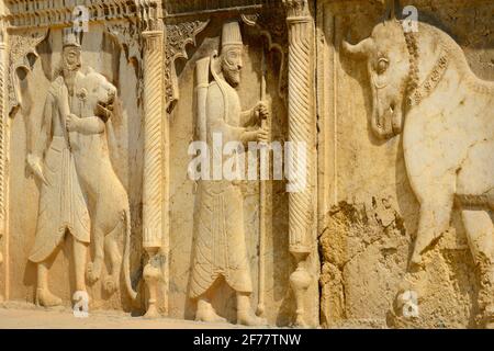 Iran, Shiraz, Naranjestan-Garten, Qavam-Haus, Basreliefs aus dem 19. Jahrhundert, inspiriert von den Ruinen von Persepolis Stockfoto