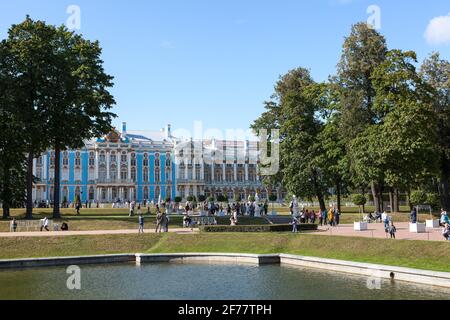 Puschkin, Sankt Petersburg, Russland-ca. Aug, 2019: Der Katharinenpalast und Park mit Besuchern. Im Gebiet von Zarskoje Selo befand sich eine ehemalige Rus Stockfoto