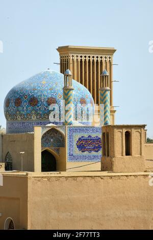 Iran, Yazd, von der UNESCO zum Weltkulturerbe erklärt, emaillierte Kuppel und Badgir, traditioneller Windfang, der für die Klimaanlage verwendet wird Stockfoto