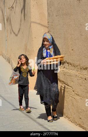 Iran, Yazd, von der UNESCO zum Weltkulturerbe erklärt, die Altstadt, bringt Brot nach Hause Stockfoto