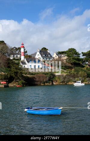 Frankreich, Finistere, Clohars Carnoet, Doelan Harbour, ein Schlauchboot, das am Kai festgemacht ist, und der rote Leuchtturm stromaufwärts vom Hafen Stockfoto