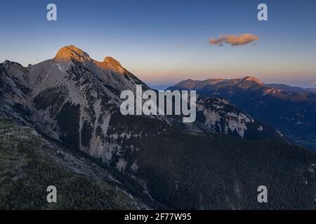 Pedraforca West Blick Luftaufnahme bei einem Frühlingsuntergang über Gósol Tal (Provinz Barcelona, Katalonien, Spanien, Pyrenäen) ESP: Vista aérea del Pedraforca Stockfoto