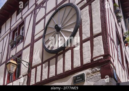 Frankreich, Pyrenees Atlantiques, Bayonne, Wheel an der Fassade der Rue Douer Stockfoto