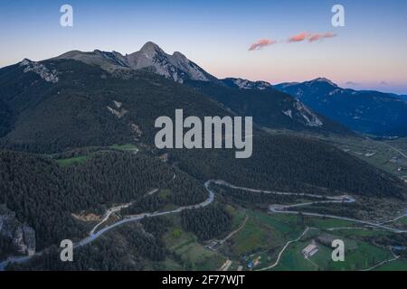 Pedraforca West Blick Luftaufnahme bei einem Frühlingsuntergang über Gósol Tal (Provinz Barcelona, Katalonien, Spanien, Pyrenäen) ESP: Vista aérea del Pedraforca Stockfoto