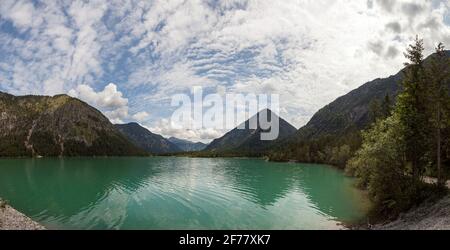 Panorama des Heiterwanger Sees in Tirol, Österreich im Sommer Stockfoto