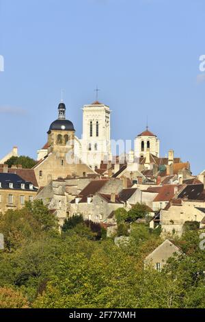 Frankreich, Yonne, Morvan Regional Natural Park, Vezelay, gekennzeichnet mit Les Plus Beaux Villages de France (die schönsten Dörfer Frankreichs), ein Halt auf dem Camino de Santiago, dem Hügel und der Basilika St. Marie Madeleine, die von der UNESCO zum Weltkulturerbe erklärt wurde Stockfoto