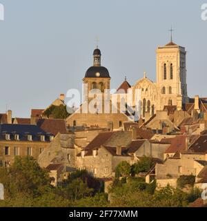 Frankreich, Yonne, Morvan Regional Natural Park, Vezelay, gekennzeichnet mit Les Plus Beaux Villages de France (die schönsten Dörfer Frankreichs), ein Halt auf dem Camino de Santiago, dem Hügel und der Basilika St. Marie Madeleine, die von der UNESCO zum Weltkulturerbe erklärt wurde Stockfoto