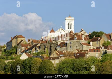 Frankreich, Yonne, Morvan Regional Natural Park, Vezelay, gekennzeichnet mit Les Plus Beaux Villages de France (die schönsten Dörfer Frankreichs), ein Halt auf dem Camino de Santiago, dem Hügel und der Basilika St. Marie Madeleine, die von der UNESCO zum Weltkulturerbe erklärt wurde Stockfoto