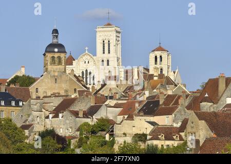 Frankreich, Yonne, Morvan Regional Natural Park, Vezelay, gekennzeichnet mit Les Plus Beaux Villages de France (die schönsten Dörfer Frankreichs), ein Halt auf dem Camino de Santiago, dem Hügel und der Basilika St. Marie Madeleine, die von der UNESCO zum Weltkulturerbe erklärt wurde Stockfoto