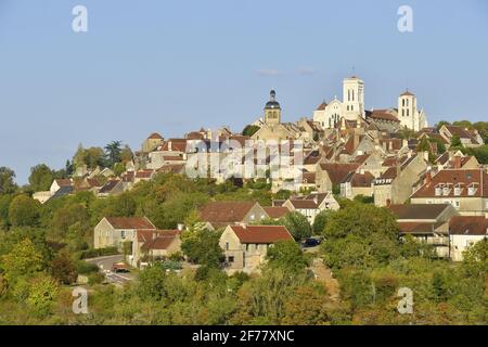 Frankreich, Yonne, Morvan Regional Natural Park, Vezelay, gekennzeichnet mit Les Plus Beaux Villages de France (die schönsten Dörfer Frankreichs), ein Halt auf dem Camino de Santiago, dem Hügel und der Basilika St. Marie Madeleine, die von der UNESCO zum Weltkulturerbe erklärt wurde Stockfoto